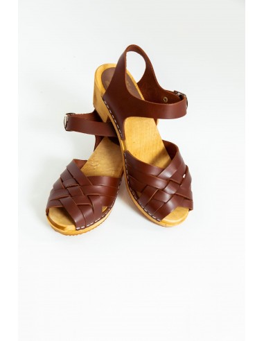 Mia Bety Sandal in Brown Dans la société mordern